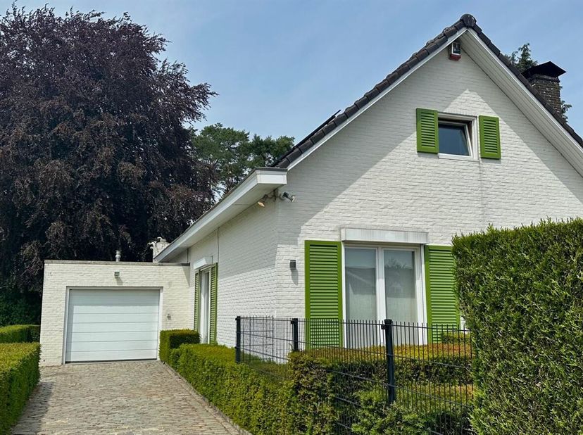 Charmante woning met grote tuin, veranda en sauna in rustige ligging te Vosselaar<br />
Ligging: Gelegen in een rustige en groene straat in Vosselaar,