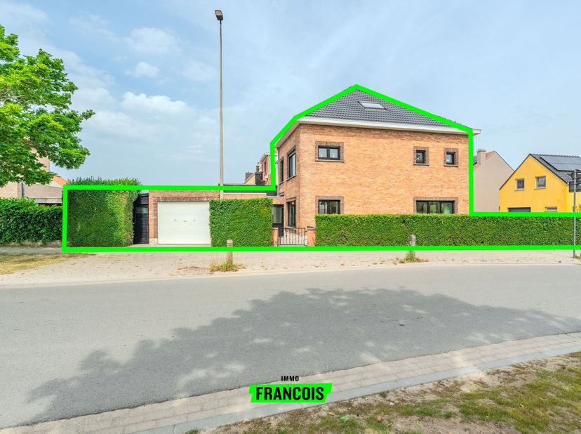 Cette maison mitoyenne rénovée, située Heidebloemstraat 1 à Stene, allie espace, confort et agencement pratique. Grâce à ses quatre chambres, ses deux