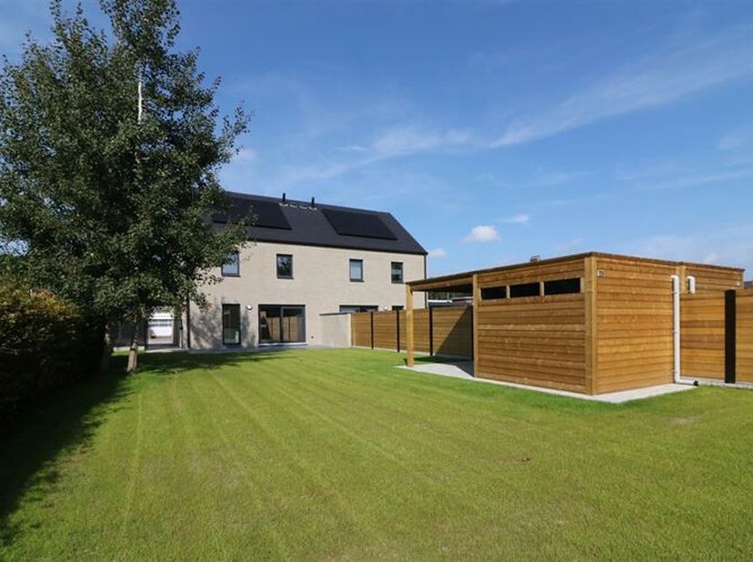 Deze recente halfopen woning ligt op korte afstand van het centrum van Averbode en biedt u modern wooncomfort op een vlot bereikbare locatie. De oprit