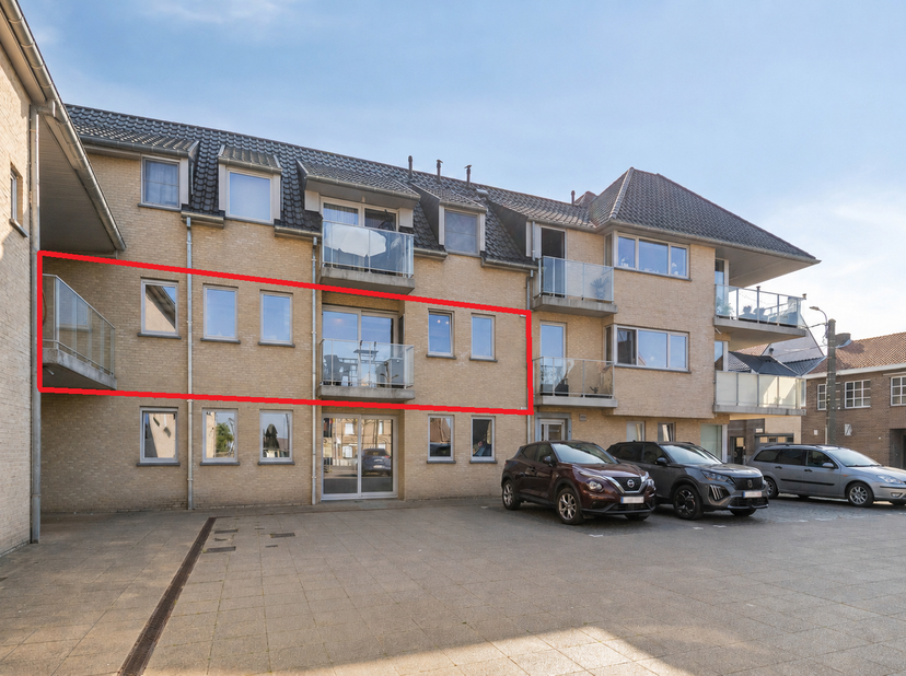 Op een centrale ligging aan het Vladsloplein in Vladslo, deelgemeente van Diksmuide, bevindt zich dit instapklare appartement te koop. <br />
<br />
D
