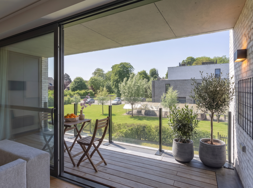LIGGING<br />
Dit hedendaagse appartement van 88 m² is uitzonderlijk rustig gelegen in een groene oase langs de Schelde, met een prachtig uitzicht op
