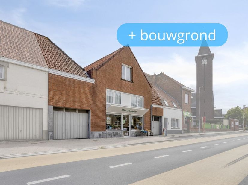 Op zoek naar een handelsruimte met een ruime, instapklare woning en tal van mogelijkheden? Deze commercieel gelegen eigendom bevindt zich op een perce