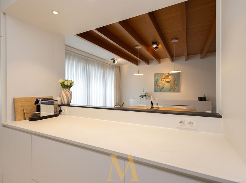 Midden in het bruisende centrum van Waregem wacht deze unieke loftwoning op haar nieuwe eigenaar. Een eigendom waar ruimte, licht en luxe samenkomen i