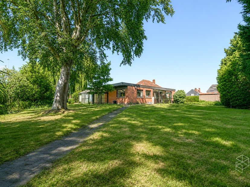 Aan het "Vliegend Paard", tussen Assebroek en Oedelem, vindt u deze ruime open bebouwing met een bewoonbare oppervlakte van 213 m² op een perceel van