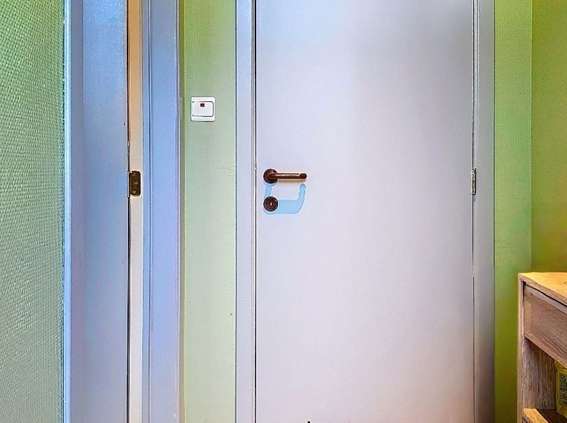 Deze woning is gelegen op een grondoppervlakte van 440 m² en bestaat uit: grote oprit - inkomhal - toilet - living - keuken - berging - badkamer - 1 s
