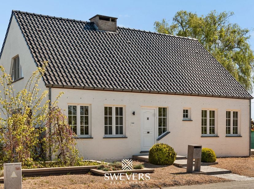 Voor meer info en fotos, surf naar www.swevers.be  Deze woning in de Groenstraat in Zoutleeuw combineert ruimte en functionaliteit op een aangename ma