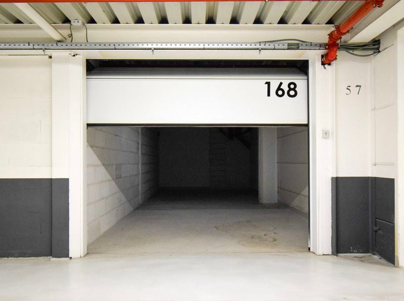 Ligging en bereikbaarheid<br />
• Gelegen aan de N419, slechts 5,3 km van E17<br />
• Bushalte op 20 meter<br />
• Vlotte verbinding met het centrum e