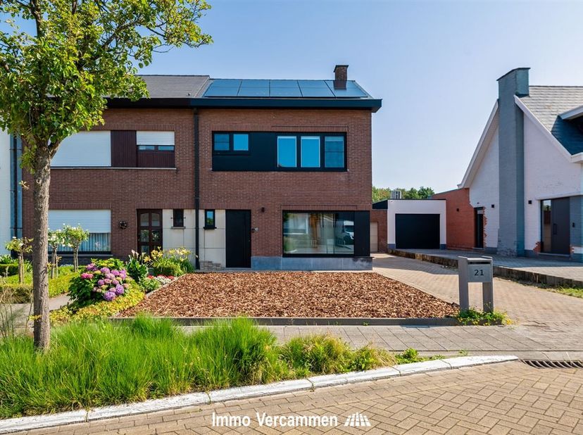Perfect instapklare woning met 3 slaapkamers, gunstig gelegen te Sint-Katelijne-Waver.<br />
Deze mooie woning werd quasi volledig gemoderniseerd en g
