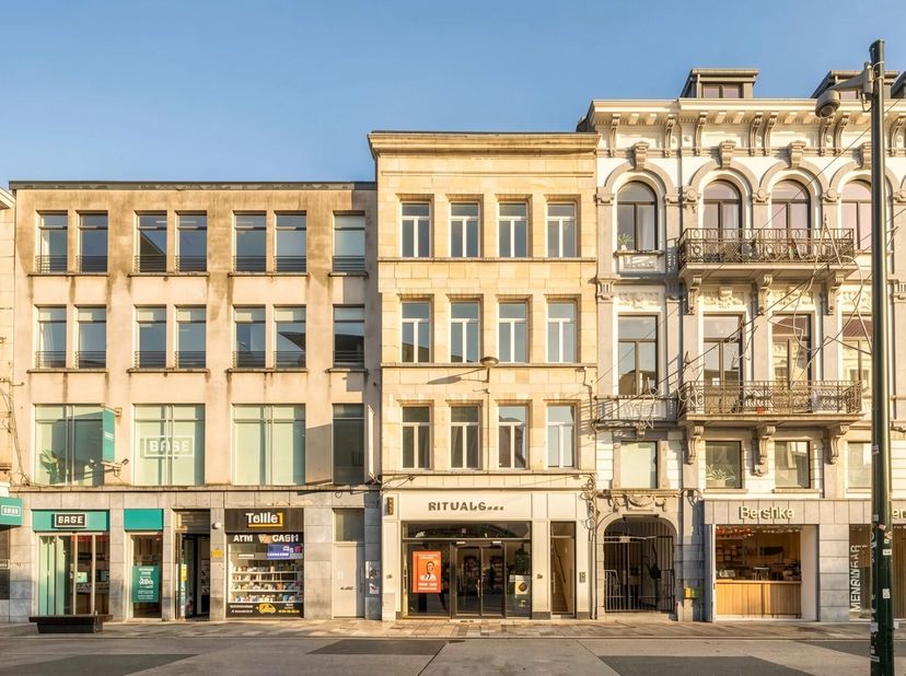 Victoire Junot stelt u dit gloednieuwe appartement met twee slaapkamers voor, voorzien van een prachtig terras aan de achterzijde en gelegen op de eer