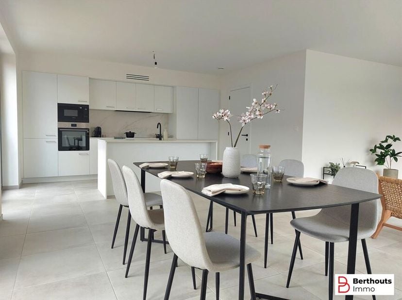 Lichtvolle nieuwbouwpenthouse met 3 slaapkamers en 24 m² terras  Koningslo.<br />
In een kleinschalige nieuwbouwresidentie in Koningslo ligt deze ruim