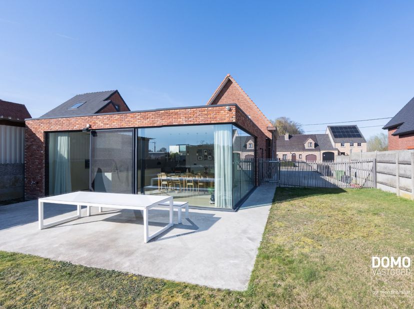 Heeft u interesse? Bekijk deze woning op onze website http://www.domovastgoed.be of contacteer ons op het nummer 011/96.49.96<br />
Deze stijlvolle op