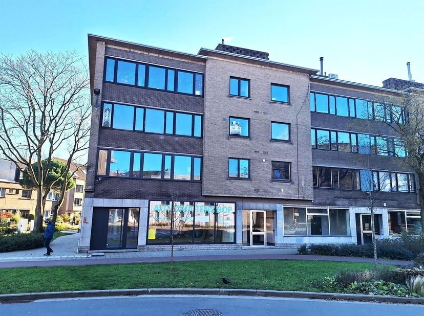Bijzonder ruim 3 slaapkamer appartement aan UZ met autostaanplaats (extra aan te kopen). Dit hoekappartement  is gelegen op de tweede verdieping van e