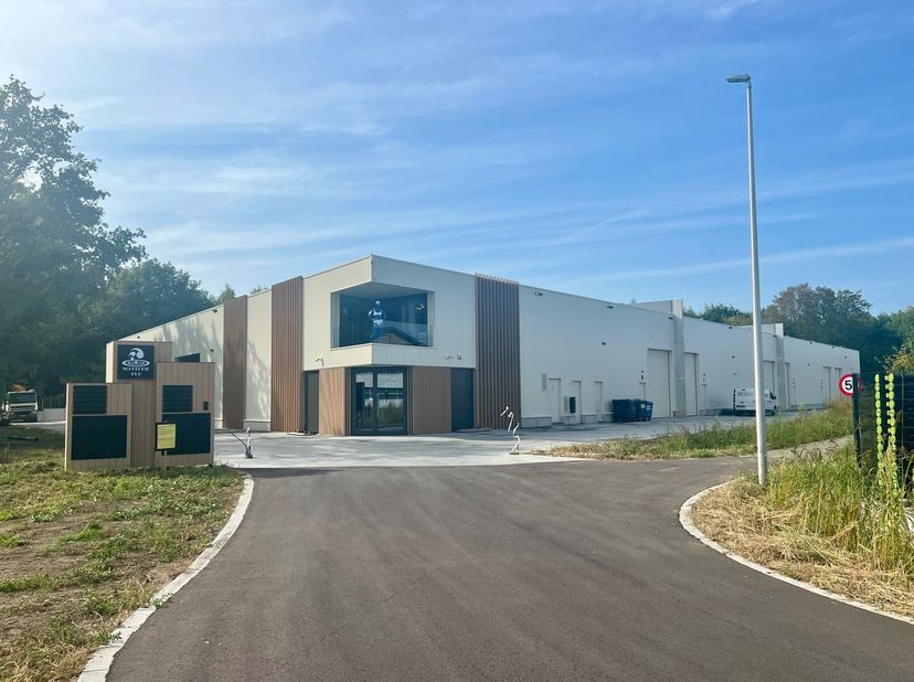In Langvoort te Laakdal bieden wij een nieuwbouw KMO-unit te huur en te koop aan. De kmo-unit is uitermate geschikt voor opslag, logistiek, productie