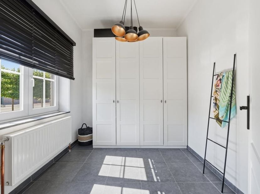 Op een rustige locatie in Diepenbeek bevindt zich deze ruime vrijstaande woning op een perceel van maar liefst 1.250 m². De woning, gebouwd in 1949, b