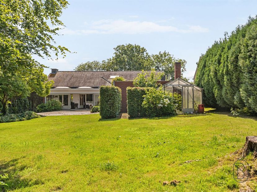 Op een uitstekende locatie in Anzegem bevindt zich deze ruime en kloek gebouwde gezinswoning op een prachtig perceel van maar liefst 1.675 m². Dankzij