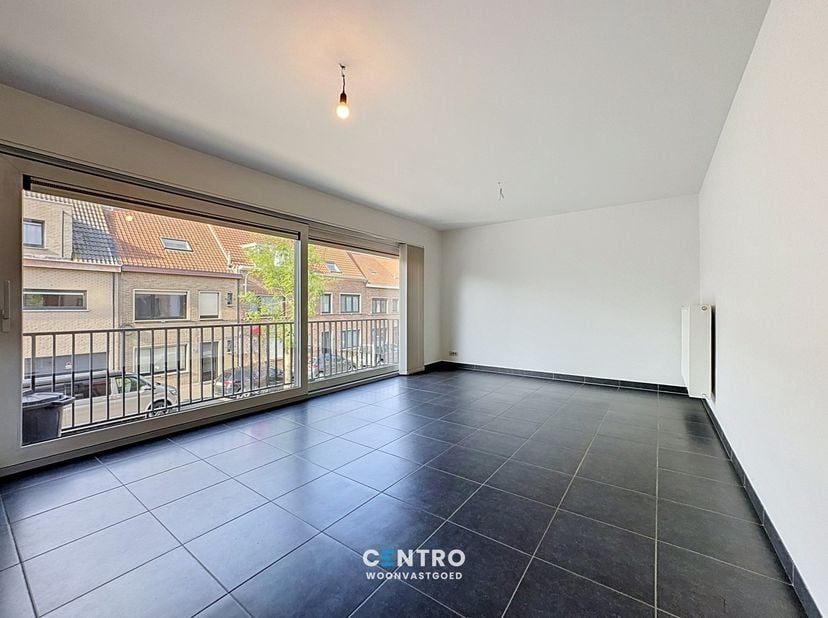 CHARMANT gelegen appartement in een recent gebouw te Blankenberge!<br />
<br />
INDELING:<br />
Eerste verdieping:<br />
Inkomhal (met vestiaire) - LI