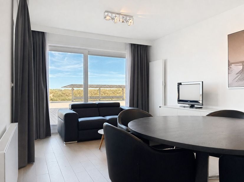 Dit instapklare en gemeubelde appartement, volledig gerenoveerd in 2022, bevindt zich pal aan de Zeedijk van Nieuwpoort.&amp;nbsp;<br />
Het appartement o