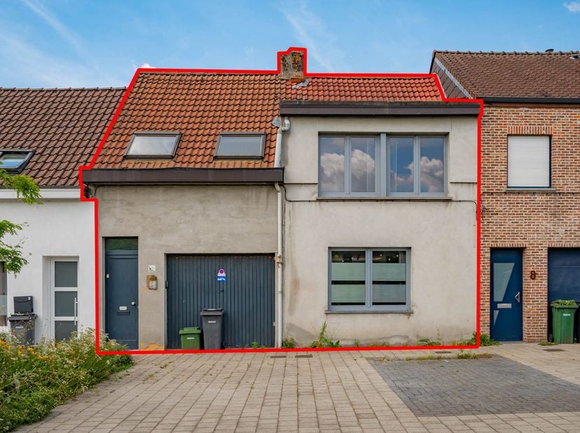 OP TE FRISSEN GEZINSWONING -<br />
<br />
Met 5 slaapkamers, 2 badkamers, garage, tuin en terras.<br />
RVV Vl. Waterweg. Blanco bodem. Bouwkundig erf
