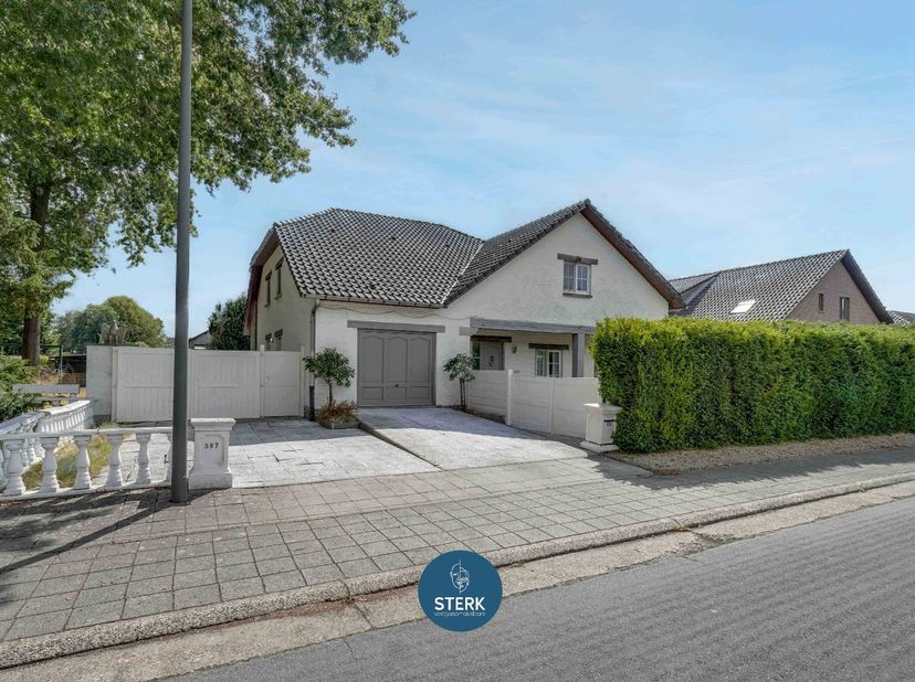 CHARMANTE GEZINSWONING OP EEN TOP LOCATIE TE OPGRIMBIE ! <br />
<br />
We vinden deze open woning met een bewoonbare oppervlakte van 304 m² terug op e