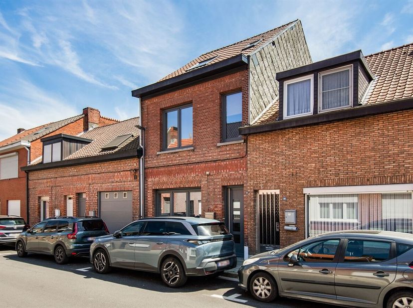 Instapklare gezinswoning met 5 slaapkamers en zuidgerichte stadstuin<br />
Indeling<br />
Gelijkvloers<br />
Via de inkomhal met praktische berging be