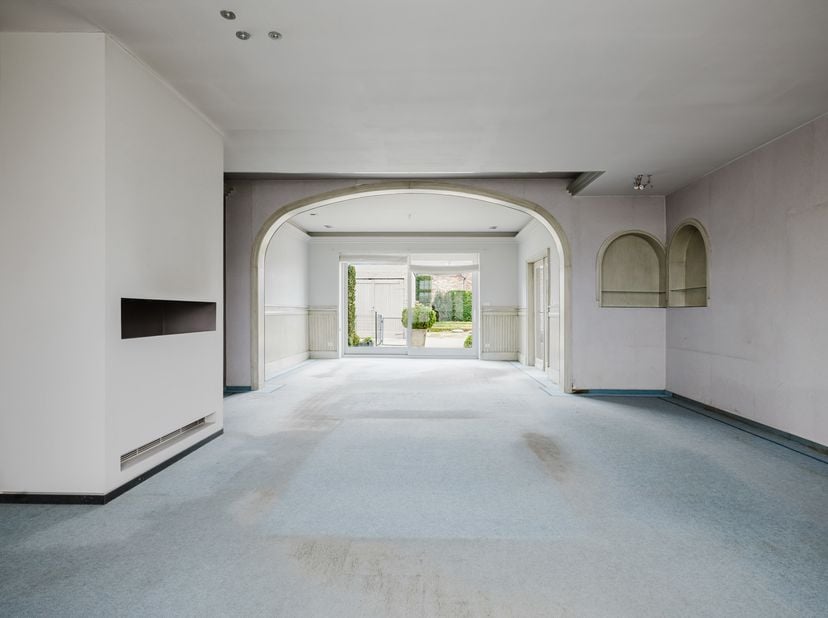 Locatie:<br />
De statige vrijstaande woning is gelegen vlakbij het levendige centrum, met een vlotte verbinding naar de R4 en E40, zijn dit alvast gr