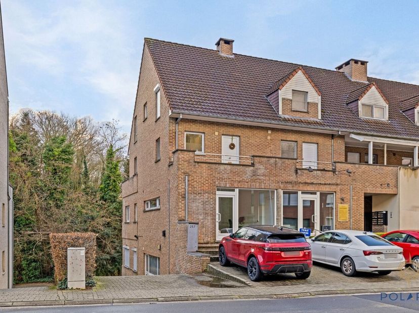 Deze multifunctionele handelsruimte is ideaal gelegen aan de Wilselsesteenweg in Kessel-Lo. Het pand bevindt zich in een levendige buurt met een hoge