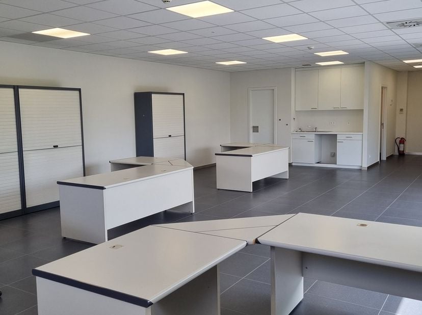 Bien professionnel à louer
                    à 3600 Genk