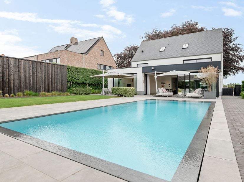 Op een rustige maar toch bijzonder centrale locatie nabij het centrum van Hoogstraten werd deze royale villa in 2019 volledig gerenoveerd tot een hede