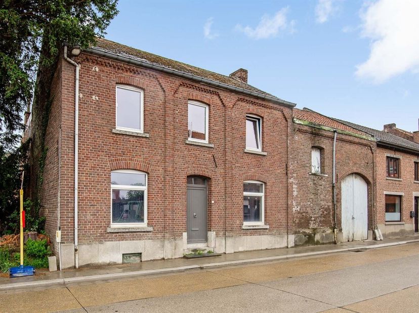 Gelegen aan de Neerlintersesteenweg in Oplinter (Tienen), geniet deze eigendom van een vlotte bereikbaarheid richting Tienen, Leuven en de E40. De lig