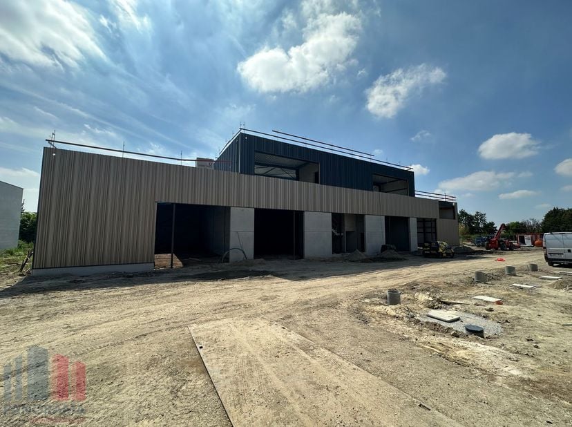 Nieuwbouw KMO-unit van 249 m² met 130 m² kantoorruimte te koop en 4 privatieve parkeerplaatsen.<br />
De loods maakt deel uit van “Apollo”, een gloedn