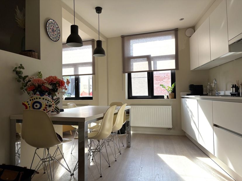 Stijlvol duplexappartement met één slaapkamer en een aparte autostaanplaats.<br />
Dit lichtrijke appartement is beschikbaar voor verhuur op lange ter