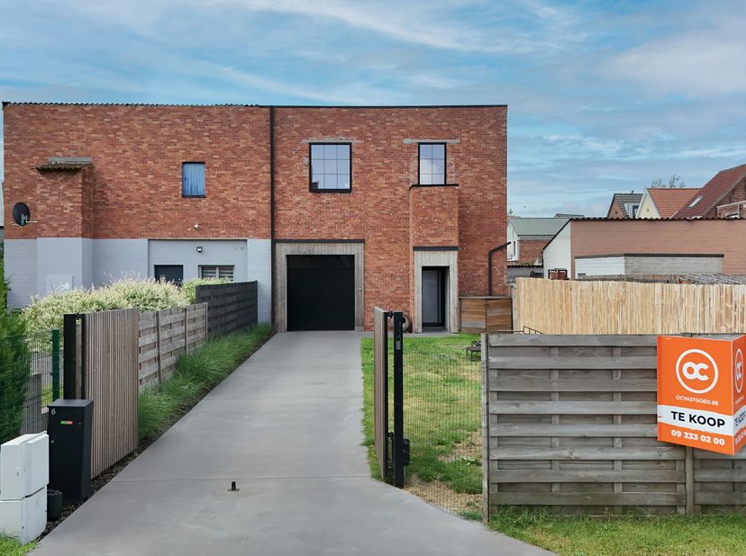 Op zoek naar een volledig instapklare woning met ruime garage in Zelzate?<br />
<br />
Deze instapklare woning, volledig gerenoveerd in 2020,&amp;nbsp;gen