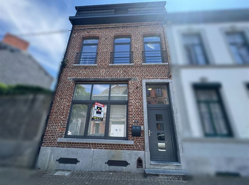 Spacieuse maison d'habitation divisible en 2 unités (permis accordé pour un duplex et des bureaux), sise à Quiévrain. <br />
Situation idéale, face à