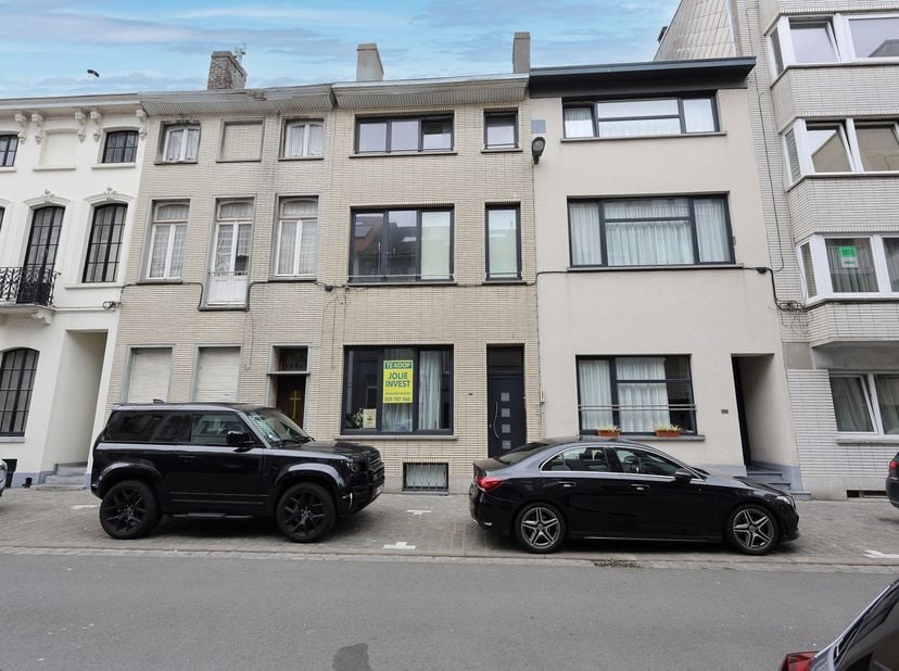 In het bruisende centrum van Oostende wacht een uitzonderlijk pand op een tweede leven. Deze karaktervolle woning, gelegen op een toplocatie op wandel