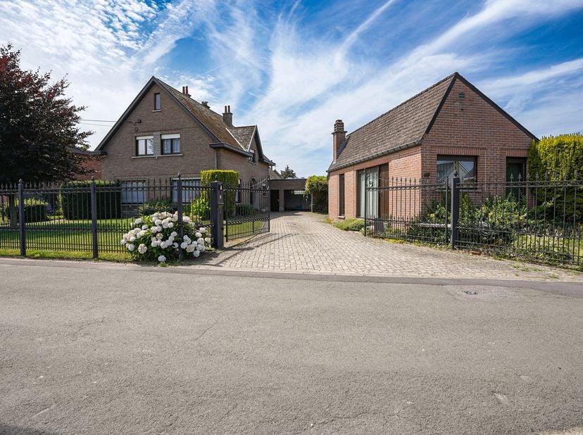 In Ramsdonk (Kapelle-op-den-Bos) bevindt zich deze vrijstaande woning op een ruim perceel van 1.070 m². Met een bewoonbare oppervlakte van 240 m² bied