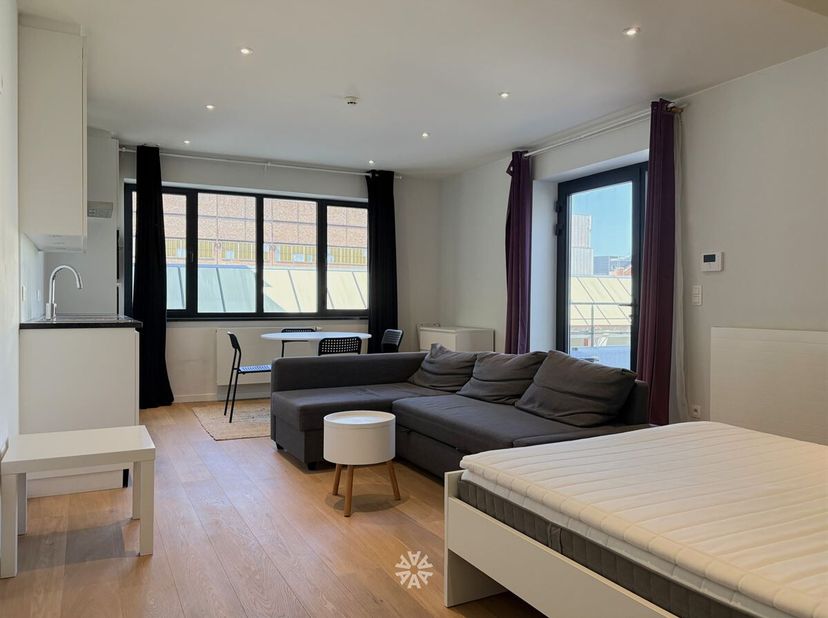 GENT - Doornzelestraat 19: Ben je op zoek naar een lichtrijk, instapklaar appartement op een uitstekende locatie te huur in Gent? Dan is dit pand moge