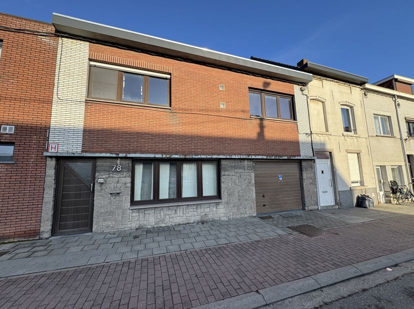 Immo Pické biedt U deze ruime en gunstig gelegen woning aan gelegen in de nabijheid van scholen, winkels, openbaar vervoer en de belangrijkste verbind