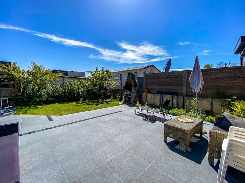 Instapklare open bebouwing, gelegen op 330m² te Oostduinkerke vlakbij de Simli Duinen van Nieuwpoort en op 800m van het strand. Kan zowel als vaste wo