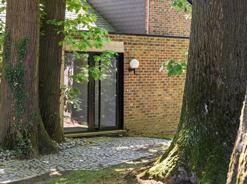 In de prestigieuze, residentiële wijk Henegauwberg in Hasselt bevindt zich deze uitzonderlijke architectenwoning met een bewoonbare oppervlakte van ma