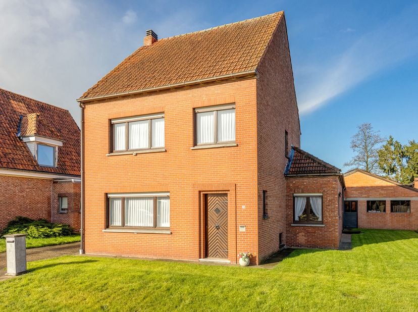 Vrijstaande woning op ruim perceel (1.127 m²) nabij centrum Beerse &amp;amp; Merksplas<br />
EPC 397kWh | Mogelijkheid tot 4de slpk | Dak reeds geïsoleerd