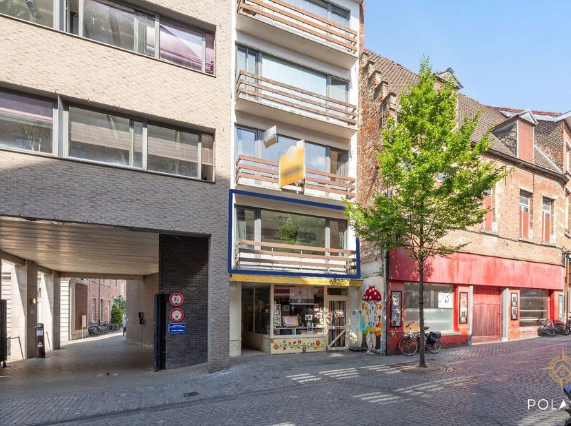 Op zoek naar een interessante investering of een ideale studio voor een studerend kind? Deze studio, gelegen in de Tiensestraat, bevindt zich pal in h