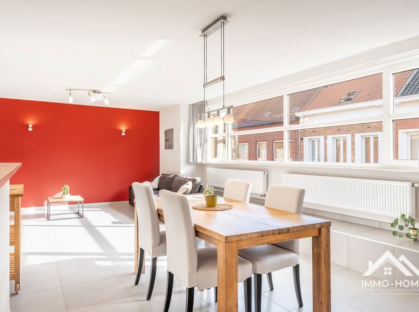 Dit moderne appartement neemt de volledige eerste verdieping van het gebouw in, en bereik je via zowel lift als trap. Je komt in je eigen centrale ink