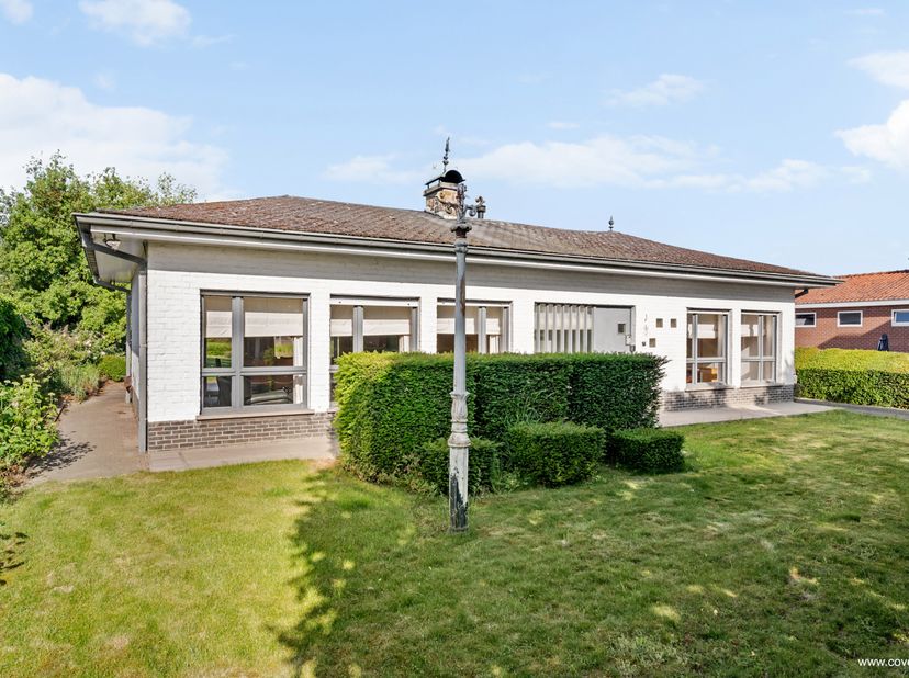 Deze landelijk gelegen woonst bestaande uit: inkomhal met toilet en een eerste slaapkamer/bureauruimte, lichtrijke woonkamer - salon met aanpalende in