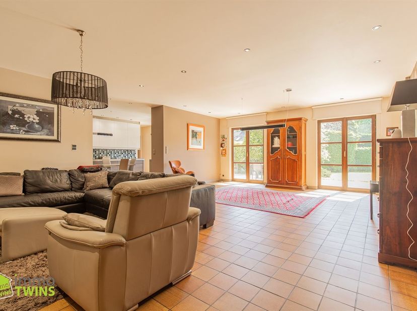 Uitzonderlijk ruime en veelzijdige praktijkwoning / cohousing met tal van mogelijkheden te Moerzeke<br />
Deze centraal gelegen, instapklare villa bi