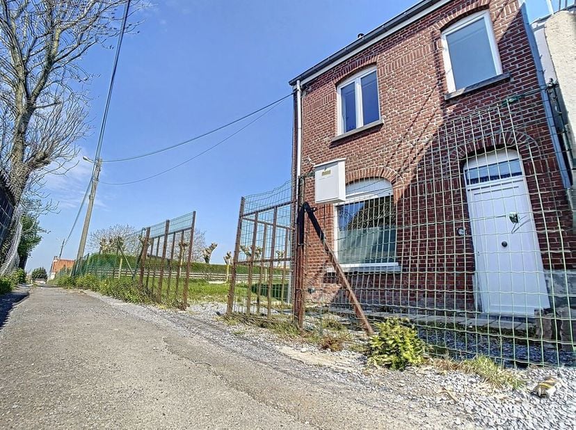 Le charme de la campagne lié aux facilités de la ville, voila ce que nous propose cette charmante habitation 3 façades érigée sur une parcelle de 1000