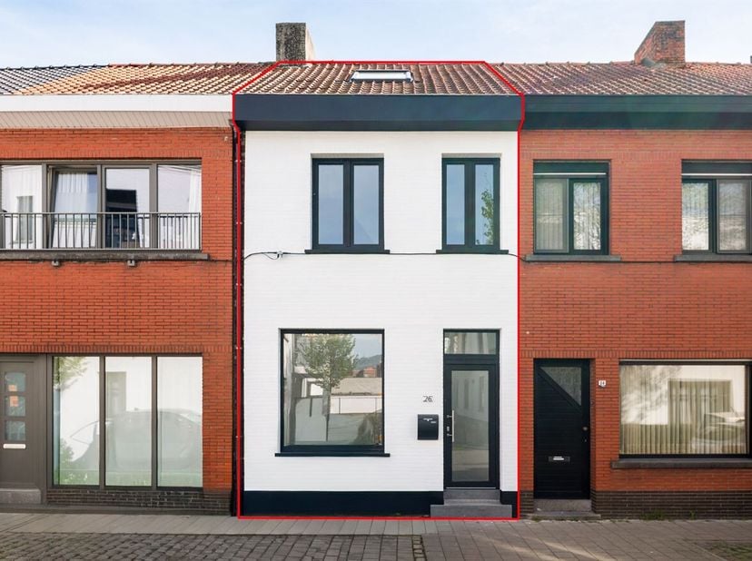 Gerenoveerde gezinswoning met 3 slaapkamers<br />
Gelijkvloers<br />
Via de inkomhal betreedt u de woning, die toegang biedt tot de leefruimte. Deze a