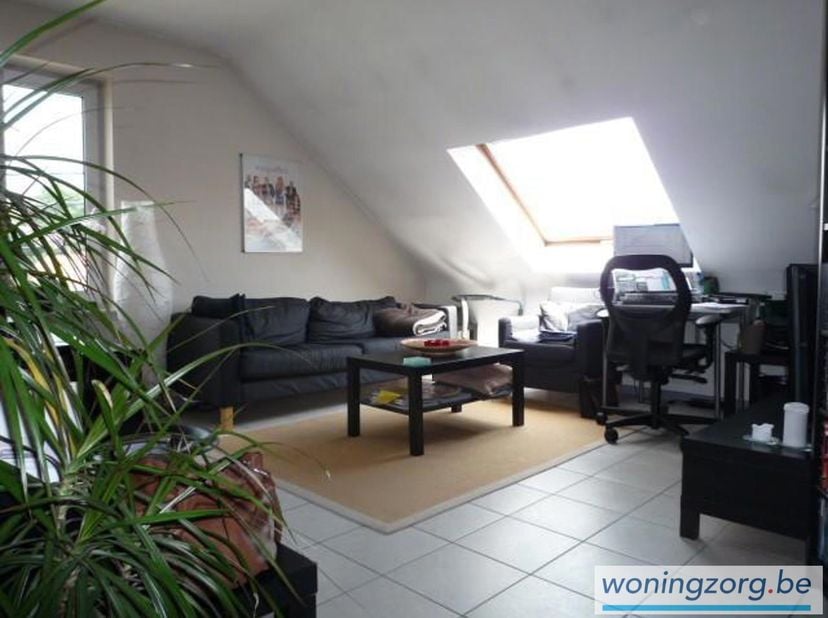 Gezellig dakappartement met terras in Battel. Lichtrijk appartement met terras in Mechelen (Battel). Rustig geleden in een kleinschalig gebouw zonder