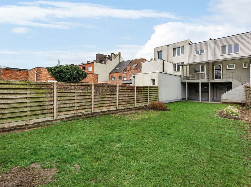Openhuizendag op zaterdag 13 juni van 14u00 - 15u00<br />
Deze instapklare bel-étagewoning in het centrum van Duffel combineert comfort, licht en func