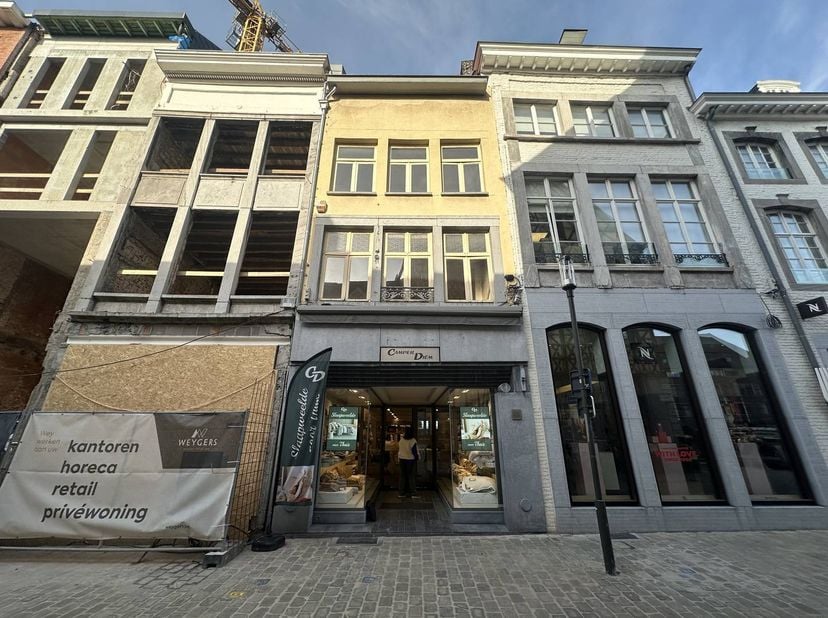 Dit ruime handelshuis van ca. 259 m² bevindt zich op een absolute topligging in het winkelhart van Hasselt. Gelegen in een exclusieve en drukbezochte