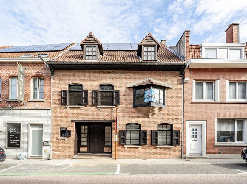 Mooi gelegen, in het centrum van Aalbeke: charmante karaktervolle grote herenwoning met uitweg achteraan (3 garages). Indeling gelijkvloers: ruime ink